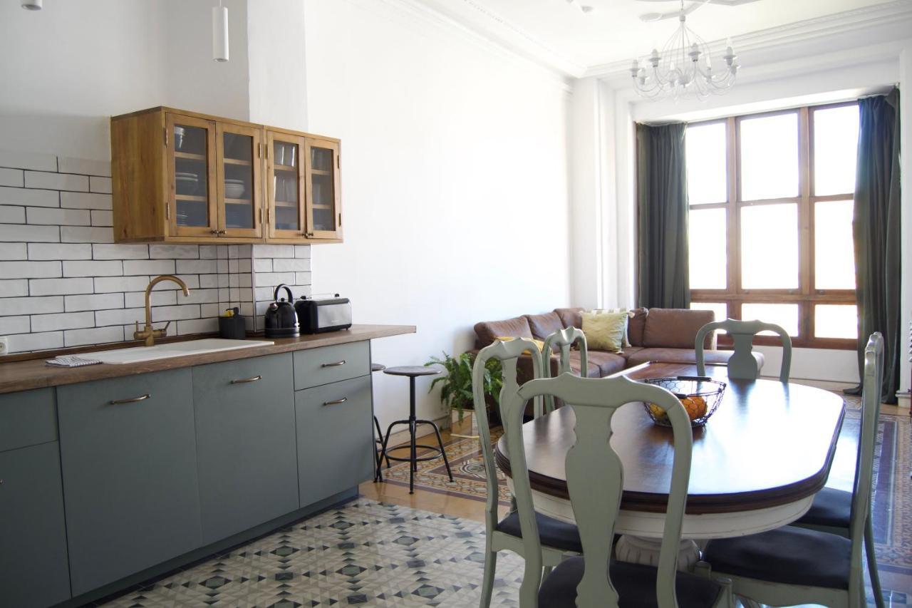 Piso Modernista En Casco Histórico Con Garaje *